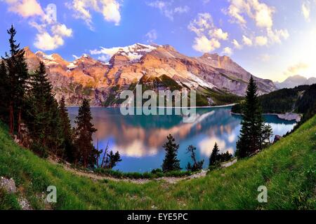 Berge im Abendlicht am Oeschinensee See, UNESCO-Weltkulturerbe, Kandersteg, Kanton Bern, Schweiz Stockfoto