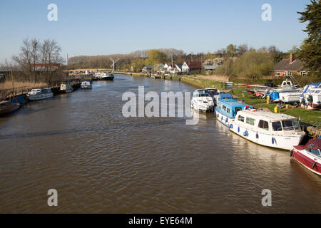 Freizeitboote auf dem Fluss Waveney, Norfolk Broads, St. Olaves, England, UK Stockfoto