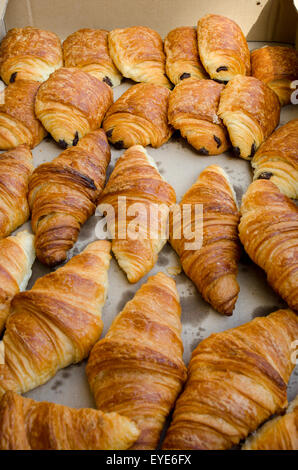 Schachtel mit Brot und Croissants aus französischen Bäckerei Stockfoto