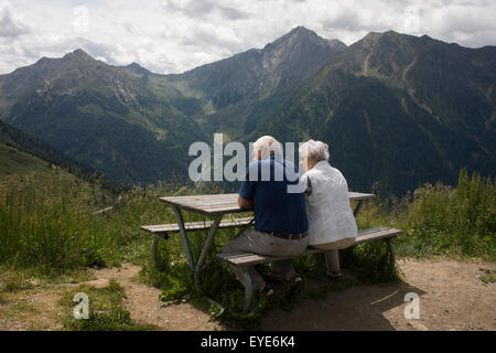 Elderly visitors admire the views from the roadside near the top of the Jaufenpass, the highest point at 2,094 metres on the road between Meran-merano and Sterzing-Vipiteno in South Tyrol, Italy. Stockfoto