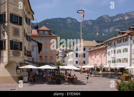 Der Hauptplatz in Kaltern-Kaltern (Caldaro Sulla Strada del Vino), Süd-Tirol, Italien. Das Südtiroler Budget beträgt 5 Mrd. Euro mit nur 10 % die Region für die Regierung in Rom zu verlassen. Stockfoto