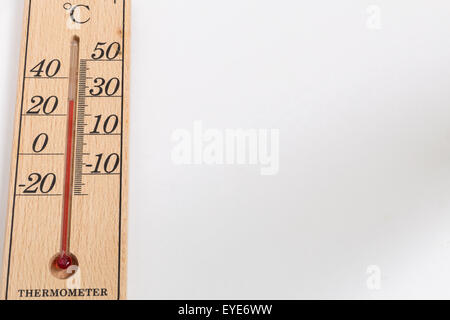 Thermometer aus Holz auf weißem Hintergrund mit 30 Grad Celsius Temperatur hergestellt. Stockfoto
