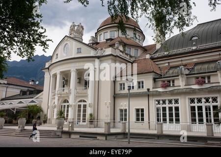 Das Kurhaus in Meran-Meran auf der Passerpromenade, Südtirol, Norditalien - verwendet für Kongresse, Spa-Einrichtungen und Kultur. In einer Zeit, als Meran ein beliebter Kurort durch die häufigen Besuche von Kaiserin Elisabeth von Österreich und der Aristokratie wurde, gebaut. Ursprüngliche Struktur des Gebäudes, die heutige Westflügel ist, wurde im Jahre 1874 erbaut, während der neueren Flügel 1912 und 1914 von dem Wiener Jugendstil-Architekten Friedrich Ohmann hinzugefügt wurde. Der Außenbereich verfügt über einen großen Portikus mit Säulen und ist mit allegorischen Statuen geschmückt. Stockfoto