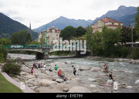 Einheimischen Baden im Fluss Passer in der Südtiroler Stadt Meran-Meran, am besten bekannt für seine Kurorte, befindet sich in einem Becken, umgeben von Bergen, die stehend bis zu 3.335 m (10.942 ft) über dem Meeresspiegel, am Eingang zum Passeiertal und den Vinschgau. In der Vergangenheit wurde die Stadt ein beliebter Ort des Wohnsitzes für mehrere Wissenschaftler, literarischen Personen und Künstler wie Franz Kafka, Ezra Pound und Paul Lazarsfeld, die das milde Klima zu schätzen. Stockfoto