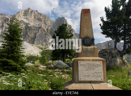 Mit einer Kulisse der Dolomiten Lagazuoi Peak (2.835) wird das Denkmal für die hier getötet, während schwere Kämpfe am Passo Falzarega (Pass), während des ersten Weltkrieges, in den Dolomiten in Südtirol, Italien. Falzarego-Pass ist ein hoher Berg in der Provinz Belluno in Italien und verbindenden Andráz und Cortina d ' Ampezzo. Lagazuoi (2.835) ist ein Berg in den Dolomiten von Norditalien, liegen auf einer Höhe von 2.835 m (9.301 ft), etwa 18 Kilometer (11 Meilen) Südwesten auf der Straße von Cortina d ' Ampezzo in der Region Venetien. Stockfoto