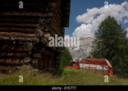 Typische alte Alpine Holzhütte und Heu sammeln Fahrzeug in die Pralongià über San Cassiano-St. Kassian in den Dolomiten, Südtirol, Norditalien. Im Winter sind die Pralongià wiesen das Herz Badias Skigebiet. Stockfoto