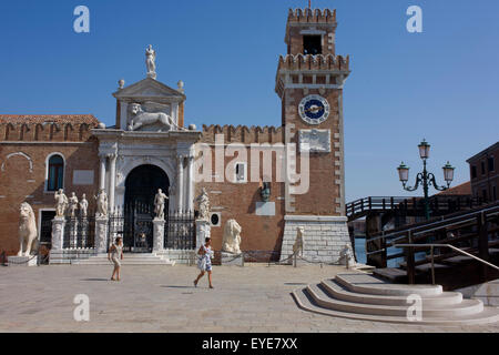 Die Torri Dell Arsenale in Venedig, Italien. Die venezianische Arsenal (Torri dell'Arsenale) spielte eine wichtige Rolle in der Geschichte Venedigs.  Die Anlage, die aus den Zwillingstürmen identifizierbar ist, soll bis ins 12. Jahrhundert zurückreichen. Viele kommerzielle und militärische Schiffe der Republik Venedig waren gebaut und gepflegt hier. Stockfoto