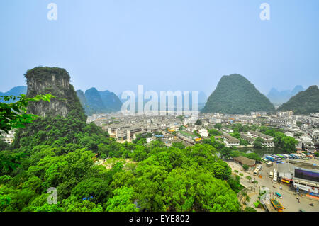 Luftaufnahme von Yangshuo County Stadt, schöne Karst Gebirgslandschaft, China Stockfoto