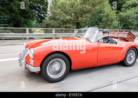 MGA Cabrio-Sportwagen mit Speichenrädern mit Geschwindigkeit - keine Verkäufe auf Alamy oder sonstwo Stockfoto