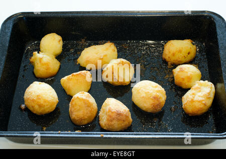 Geröstete Kartoffeln auf einem Backblech Stockfoto