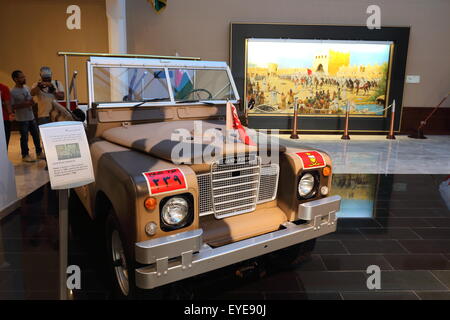 Eingangshalle, das Militärmuseum mit Mark 1 Land Rover in den Vordergrund, Riffaa, Königreich von Bahrain Stockfoto