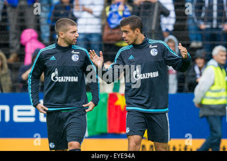 Gütersloh, Deutschland. 27. Juli 2015. Schalke Franco Di Santo (R) im Gespräch mit Schalke Matija Nastasic während ein Freundschaftsspiel zwischen deutschen Fußballverein FC Schalke 04 und Portugals FC Porto in Gütersloh, Deutschland, 27. Juli 2015. Foto: GUIDO KIRCHNER/Dpa/Alamy Live News Stockfoto