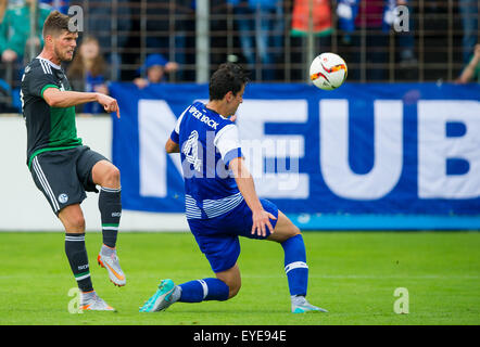 Gütersloh, Deutschland. 27. Juli 2015. Schalke Klaas-Jan Huntelaar (l) und Portos Igor Lichnovsky kämpfen um den Ball während ein Freundschaftsspiel zwischen deutschen Fußballverein FC Schalke 04 und Portugals FC Porto in Gütersloh, Deutschland, 27. Juli 2015. Foto: GUIDO KIRCHNER/Dpa/Alamy Live News Stockfoto