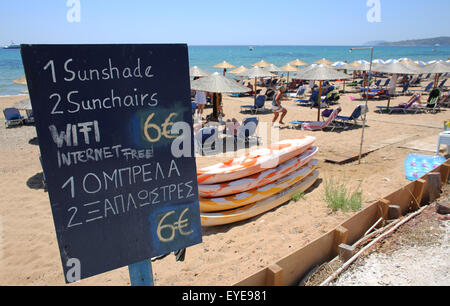 Sonnenschirm zu mieten an griechischen Stränden Stockfoto