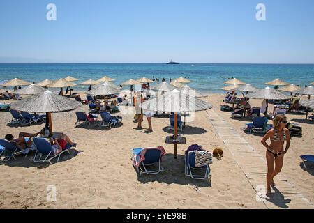 Sonnenschirm zu mieten an griechischen Stränden Stockfoto