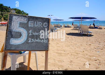 Sonnenschirm zu mieten an griechischen Stränden Stockfoto