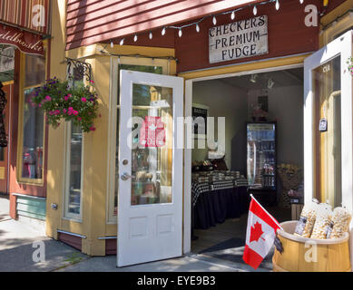 Kontrolleure Fudge Premiumshop mit Türen öffnen und dekoriert für Canada Day in Fort Langley, BC, Kanada.  Kanadische Flaggen. Stockfoto