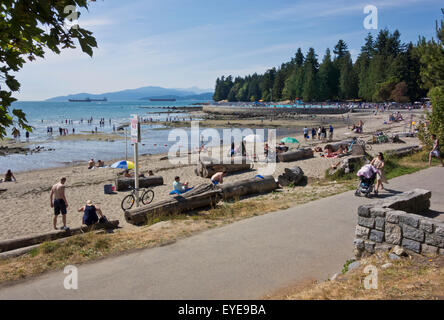 Ufermauer zweiten Strand im Stanley Park, Vancouver.  Menschen Sonnen, Schwimmen und das Wasser der English Bay genießen. Stockfoto