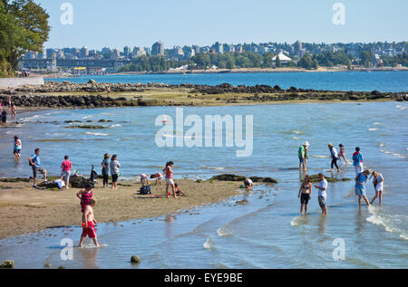 Menschen genießen das Wasser der English Bay am Second Beach im Stanley Park in Vancouver. Schwimmen, Sonnenbaden Sommer Spaß, Abkühlung. Stockfoto