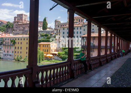 Der Ponte Degli Alpini über den Fluss Brenta im Norden italienische Stadt Bassano Stockfoto