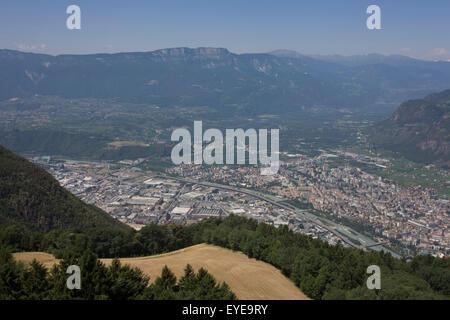 Gesehen von Colle-Kohlern Aussichtsturm, eine Antenne Landschaft der nördlichen italienischen Südtiroler Stadt Bozen-Bozen Süd. Stockfoto