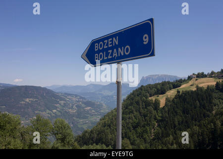 Gesehen von Colle-Kohlern Aussichtsturm, eine Antenne Landschaft der nördlichen italienischen Südtiroler Stadt Bozen-Bozen Süd. Stockfoto