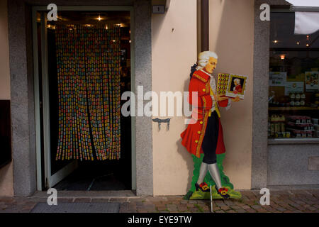 Werbung "Mozartkugeln" ist eine lebensgroße Aussparung des österreichischen Komponisten Wolfgang Amadeus Mozart in Brixen-Brixen, Italien. Stockfoto