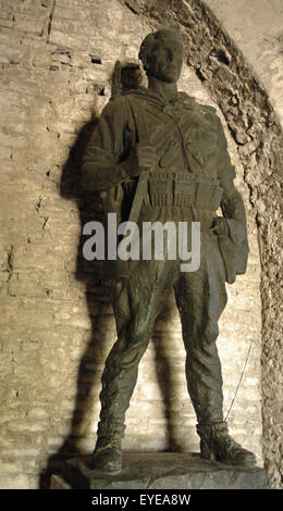 Republik von Albanien. Statue eines Soldaten. Burg von Gjirokastra. Innenraum. Stockfoto