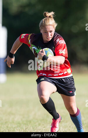 Weibliche Rugby-Spieler in Aktion. Stockfoto