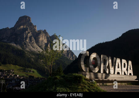 Mount Sassongher (2, 665m) dominiert das Resort von Corvara im Sommer zu Fuß Saison in Südtirol, Norditalien. Stockfoto