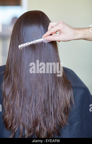 Hand mit Kamm Kämmen Frau Haare im salon Stockfoto