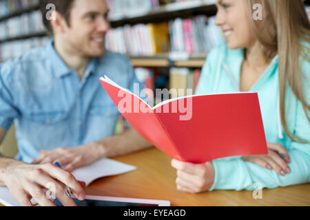 Nahaufnahme von Studenten mit Notebooks in der Bibliothek Stockfoto