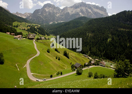 In der Nähe von Wengen in Alta Badia, South Tyrol, Italien, kurvenreiche Landstraße und Verkehr in Dolomiten. Stockfoto