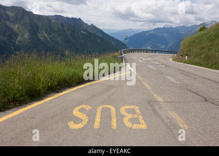 Bushaltestelle am oberen Rand der Jaufenpass, der höchste Punkt auf 2.094 Meter auf der Straße zwischen Meran-Meran und Sterzing-Vipiten Stockfoto