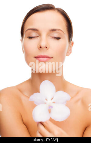 entspannte Frau mit Orhid Blume Stockfoto