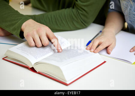 Nahaufnahme von Studenten Hände mit Buch oder Lehrbuch Stockfoto