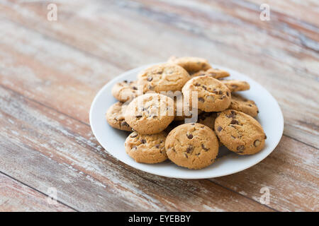 Nahaufnahme von Schokolade Haferflocken Cookies auf Platte Stockfoto