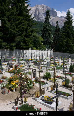 Friedhof in den Dolomiten resort Stadt San Cassiano-St. Kassian in Süd-Tirol, Italien. Stockfoto