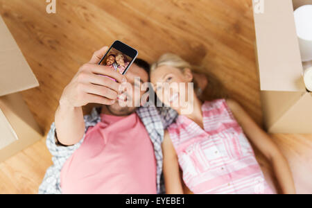 paar mit großen Kartons Umzug in neues Zuhause Stockfoto