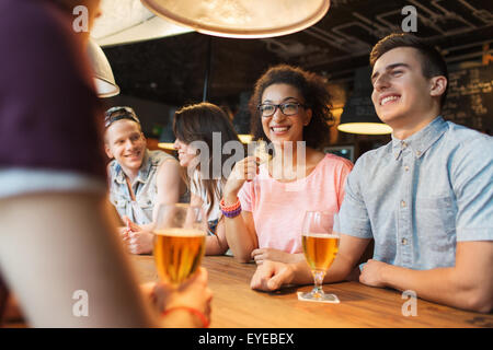 Glückliche Freunde Bier trinken und reden bei Bar Stockfoto