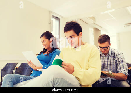 Gruppe von lächelnden Studenten im Hörsaal Stockfoto