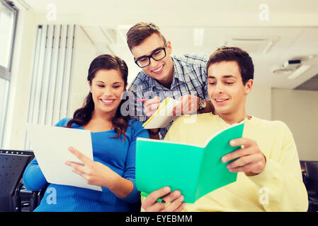 Gruppe von lächelnden Studenten im Hörsaal Stockfoto