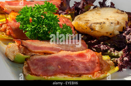 Gefüllte Paprika mit Reis und Speck, serviert mit Salat Stockfoto