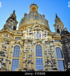 Front der Kirche Frauenkirche in Dresden Deutschland an einem sonnigen Tag mit blauen
