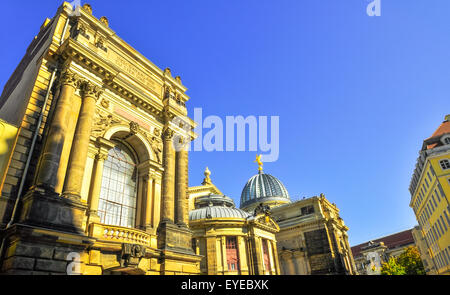 Dresden Deutschland an einem sonnigen Tag mit blau