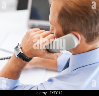 gut aussehend Geschäftsmann am Telefon sprechen Stockfoto