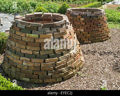 Alten viktorianischen Stil Ziegel Kompost-Behälter, Barnsdale Gärten, England, UK. Stockfoto