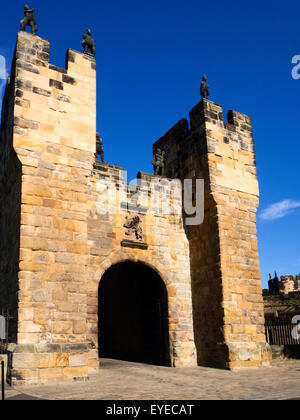 Torhaus und Barbican in Alnwick Castle auf einem Sommer Abend Alnwick Northumberland England Stockfoto