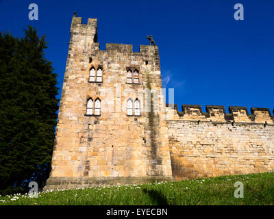 Eckturm an Alnwick Castle Alnwick Northumberland in England Stockfoto