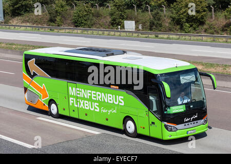 Intercity-Bus Meinfernbus Flixbus bewegen schnell auf der Autobahn in Deutschland Stockfoto